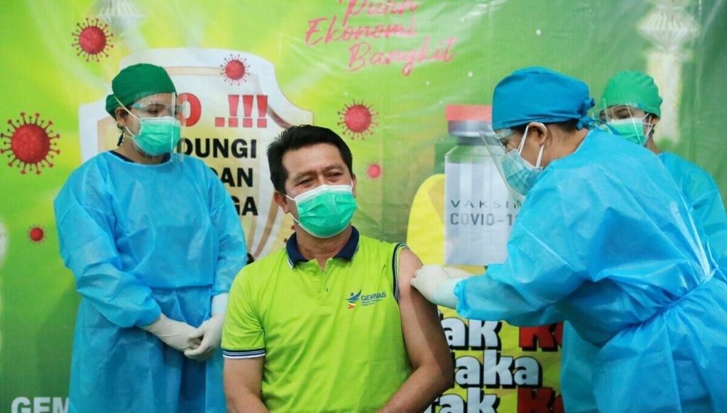 Bupati Klungkung I Nyoman Suwirta (tengah) menjadi penerima pertama vaksin Covid-19 di Kabupaten Klungkung. Hingga Rabu (27/1/2021), semua daerah di Bali sudah menerima vaksin Covid-19 sehingga dapat memulai program vaksin Covid-19 bagi para tenaga kesehatan.