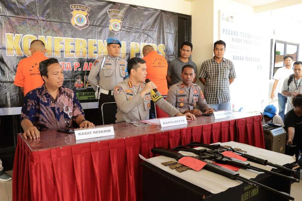 Barang bukti senjata api rakitan ilegal dan puluhan butir peluru ditunjukkan saat konferensi pers di Ambon, Maluku, Jumat (17/11/2023).