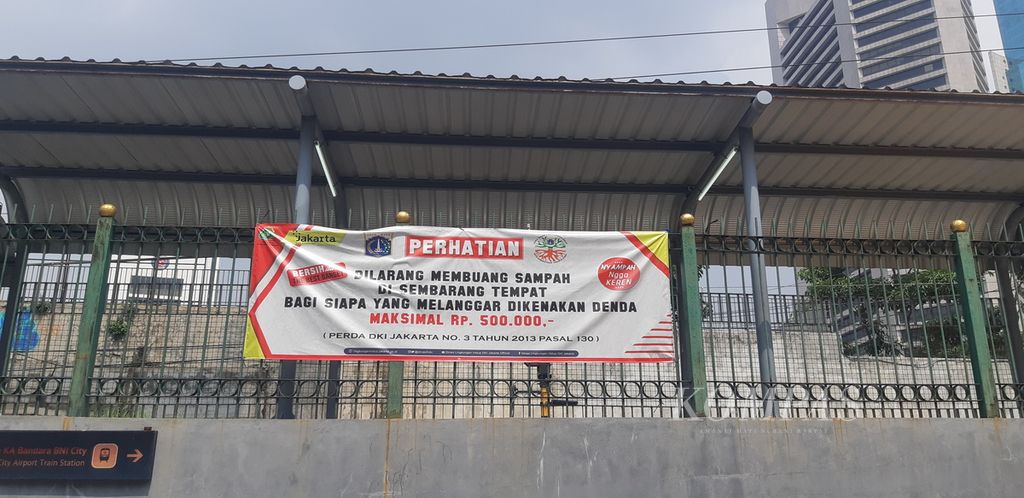 Peringatan untuk tidak membuang sampah di kawasan Dukuh Atas, Kecamatan Tanah Abang, Jakarta Pusat, Rabu (20/7/2022). Kawasan ini ditata terintegrasi sehingga memudahkan pengguna berganti berbagai moda angkutan umum, seperti KRL, Transjakarta, dan MRT. 