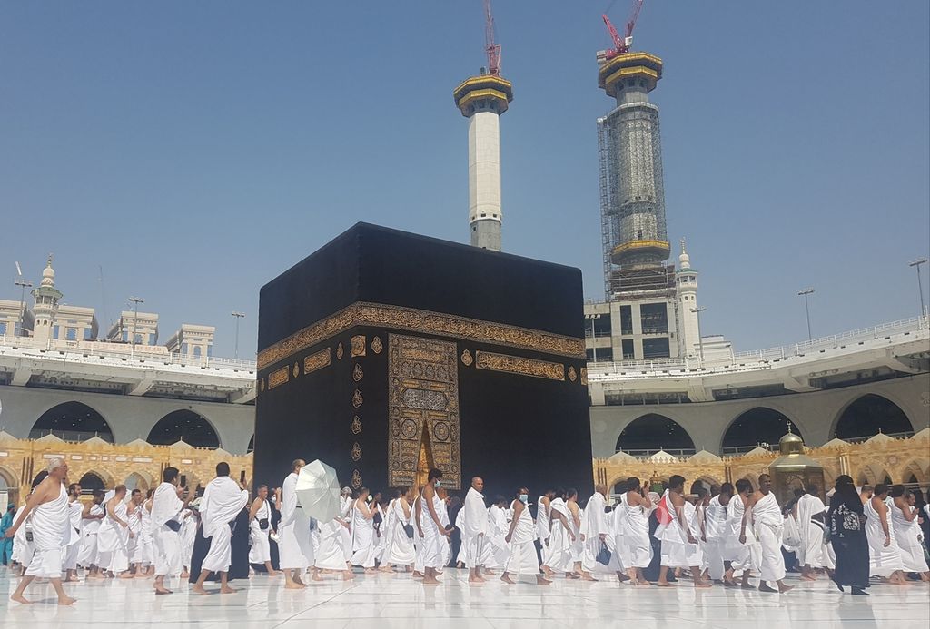 Para jemaah sedang tawaf atau berkeliling sambil berdoa mengitari Kabah di Masjidil Haram, Mekkah, Arab Saudi, Jumat (10/6/2022). Tawaf menjadi bagian dari amalan umrah, yang banyak dijalani sebelum waktu haji.