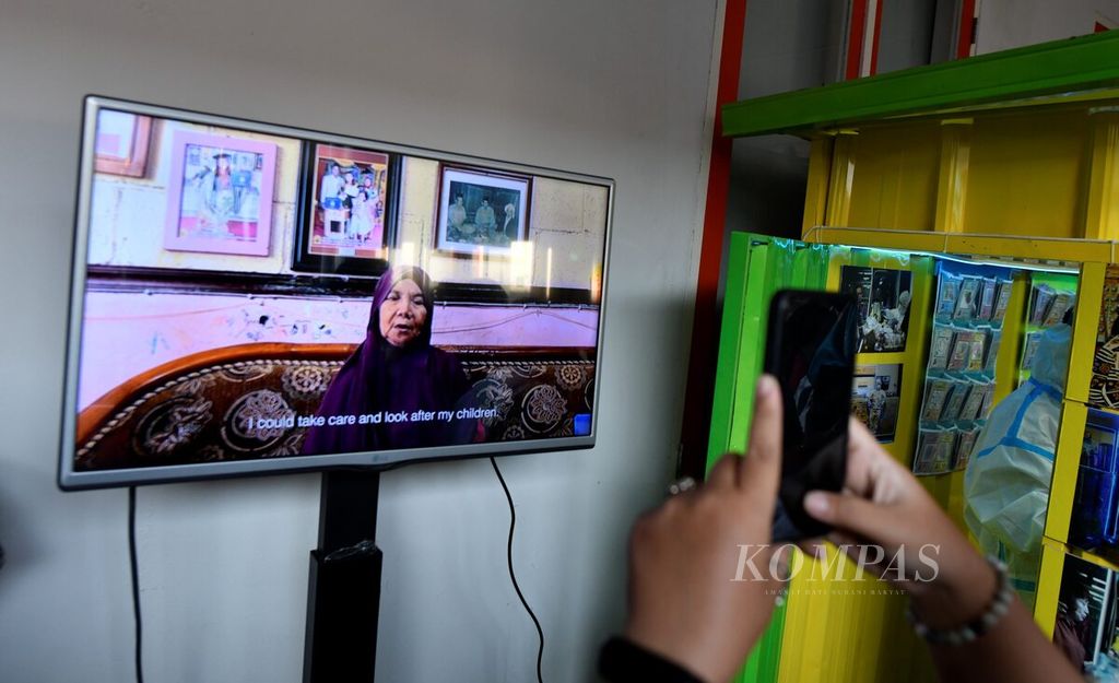 Pembukaan pameran <i>mix media </i>bertajuk Jamu Ngatiyem" karya seniman Syska La Veggie di GoetheHaus Foyer, Jakarta, Selasa (1/8/2023). Dalam karyanya, Syska mengangkat nama ibunya, Ngatiyem, yang pernah berjualan jamu seduh untuk menopang ekonomi keluarga.  