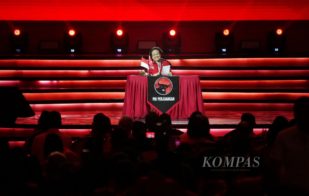 Ketua Umum PDI-P Megawati Soekarnoputri menjelang berpidato di atas panggung dalam acara pembukaan Rapat Kerja Nasional IV PDI-P di Jakarta International Expo, Kemayoran, Jakarta, Jumat (29/9/2023).