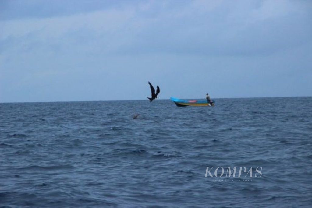 Nelayan di Maluku umumnya menggunakan perahu kecil untuk melaut.