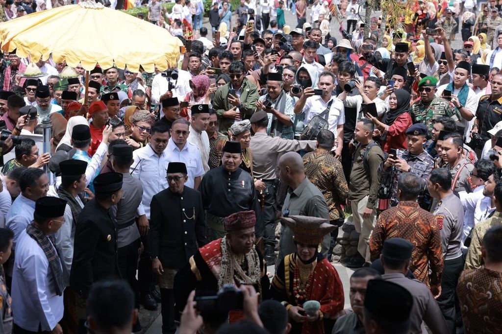 Walau tidak dalam rentang waktu kampanye, sambutan masyarakat menunjukkan antusiasme masyarakat Sumatera Barat pada Prabowo Subianto, Sabtu (29/4/2023). 