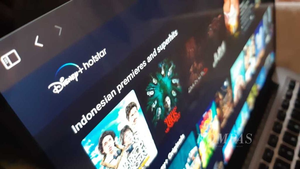 Tampilan situs layanan <i>streaming</i> DisneyPlus Hotstar di sebuah layar, di Jakarta, Sabtu (30/1/2021).