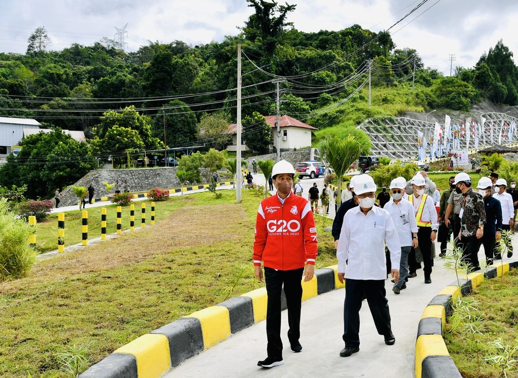 Presiden Joko Widodo didampingi Wakil Presiden ke-10 dan ke-12 RI yang sekaligus Founder Kalla Group, Jusuf Kalla, sesaat sebelum meresmikan pembangkit listrik tenaga air PT Poso Energy di Poso, Jumat (25/2/2022).