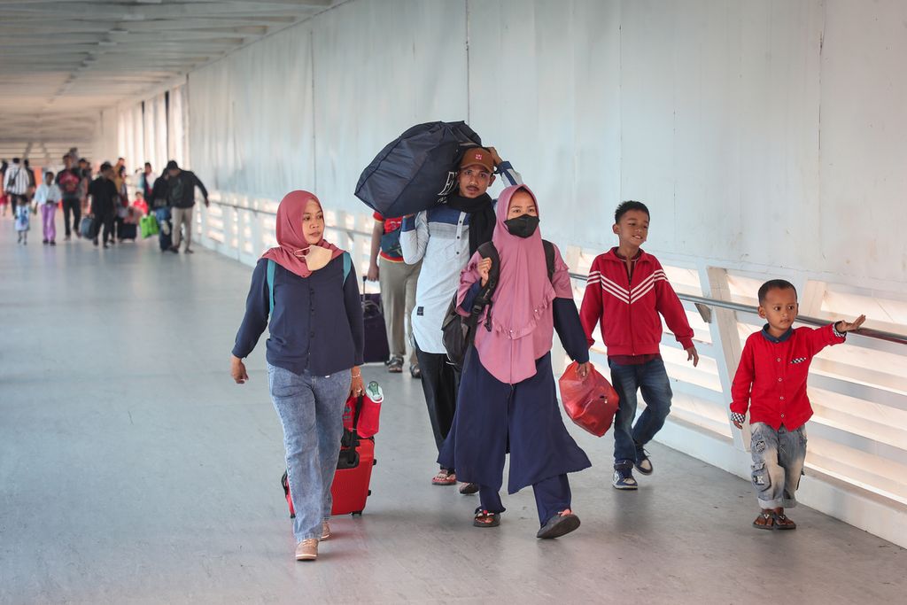 Keluarga pemudik berjalan setelah turun dari feri yang bersandar di Pelabuhan Merak, Cilegon, Banten, Selasa (25/4/2023). 