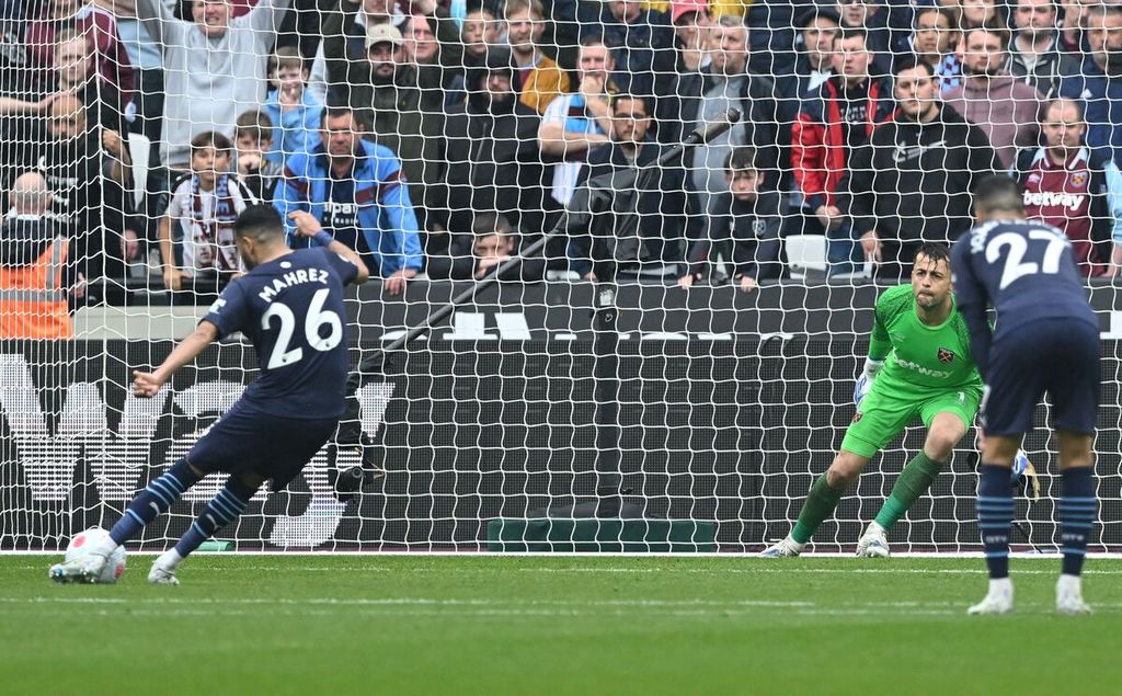 Pemain Manchester City Riyad Mahrez gagal mencetak gol melalui titik pebalti ke gawang West Ham pada laga Liga Inggris di Stadion London, Minggu (15/5/2022). Laga berakhir imbang 2-2.