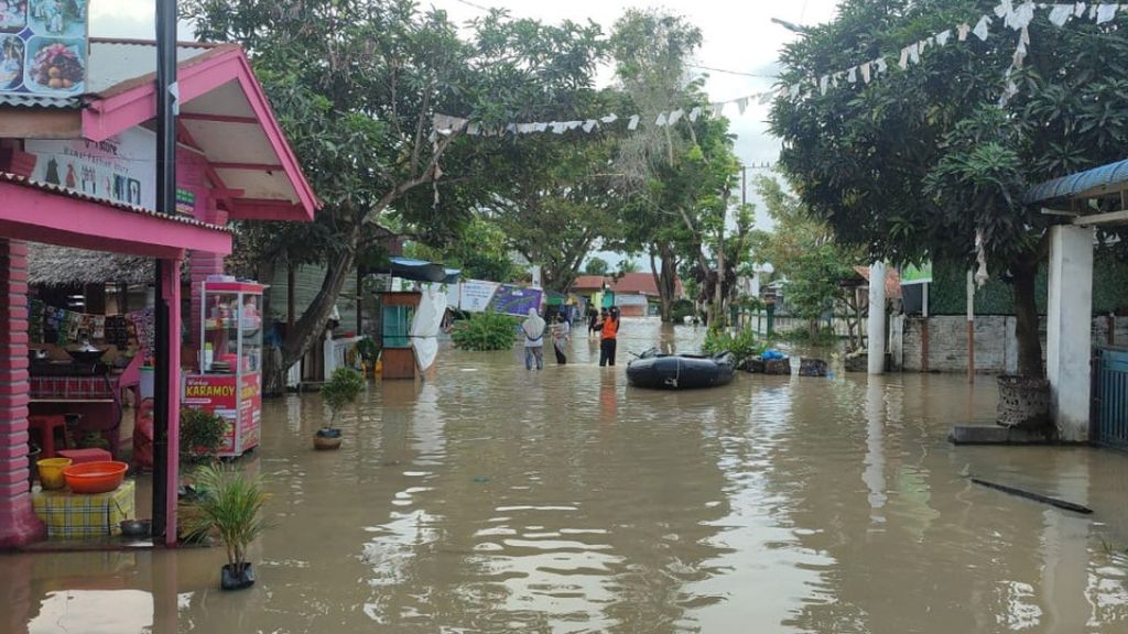 Sudah tujuh hari banjir merendam permukiman warga di Kabupaten Serdang Bedagai, Sumatera Utara, Senin (21/11/2022). Tahun lalu, banjir Serdang Bedagai sampai lebih satu bulan. 