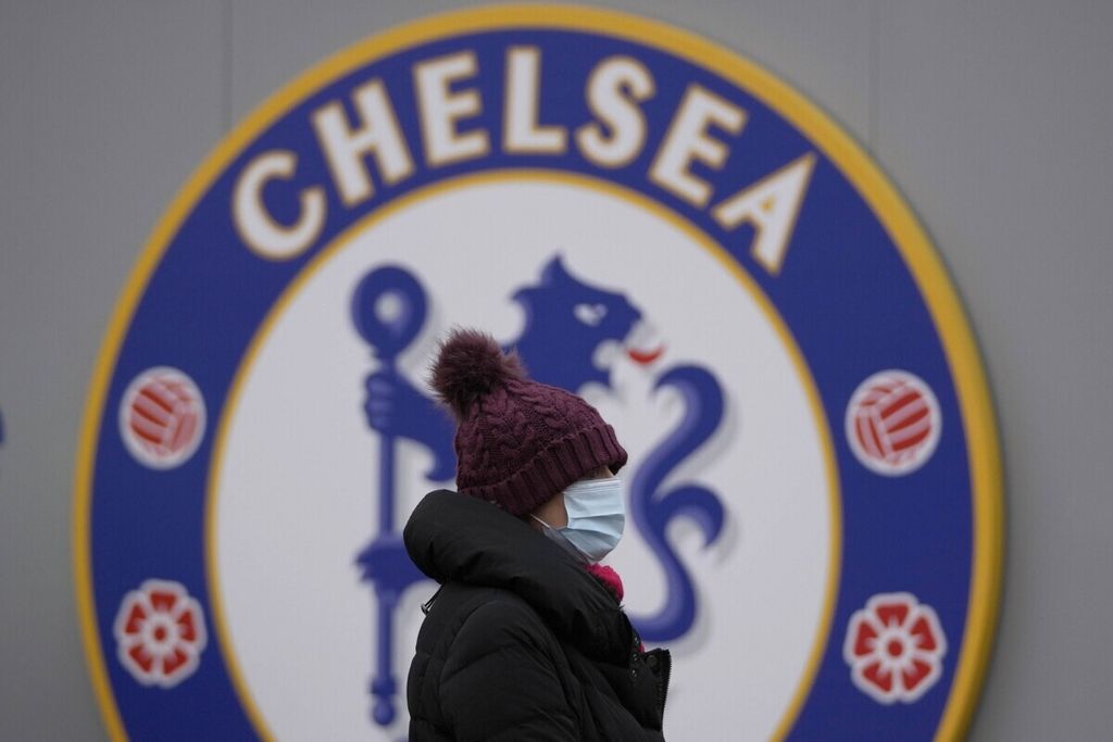 Seorang perempuan berdiri di depan markas klub Chelsea di Stadion Stamford Bridge, London, Sabtu (18/12/2021). Pemilik baru Chelsea, Todd Boehly, mengusulkan pertandingan <i>all-star</i> di Liga Inggris dilaksanakan pada tengah musim kompetisi.