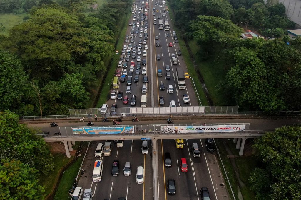 Thousands of cars crossed Kilometer (Km) 72 of the Cipali Toll Road, Karawang, West Java, Thursday (20/4/2023). The Ministry of Transportation (Kemenhub) predicts that the peak of Lebaran homecoming will occur on April 19 and 20 2023.
