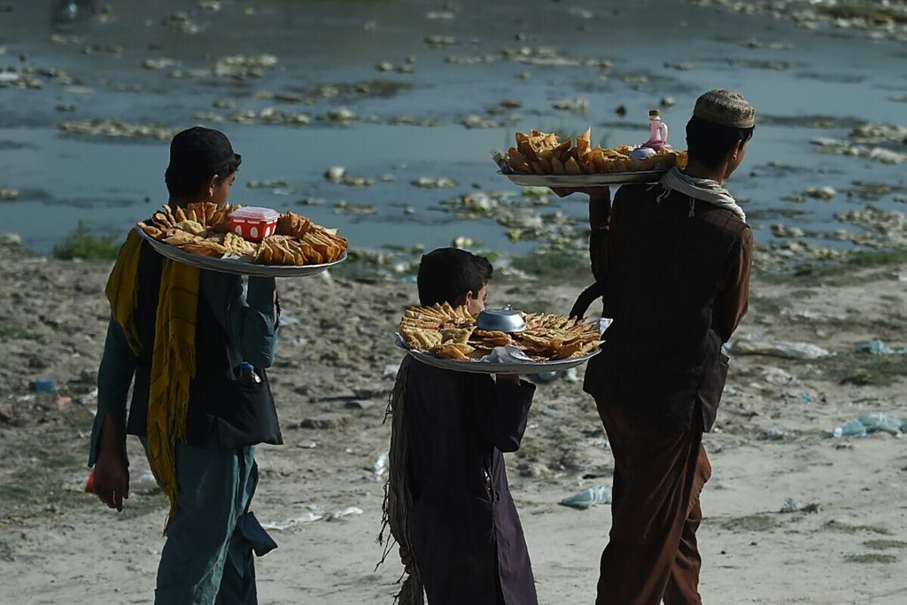 Pedagang samosa di Kabul, Afghanistan, September 2020.