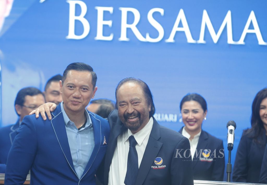 Ketua Umum Partai Nasdem Surya Paloh (kanan) dan Ketua Umum Partai Demokrat Agus Harimurti Yudhoyono berfoto bersama usai pertemuan di kantor DPP Partai Demokrat, Jakarta, Rabu (22/2/2023). 