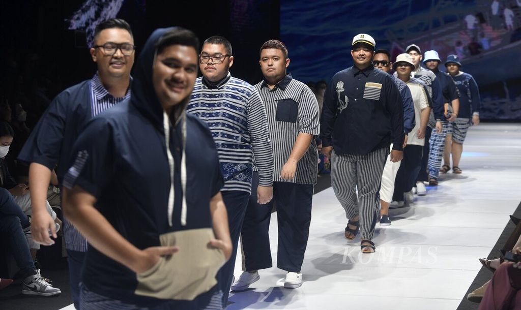 Model membawakan busana koleksi jenama WGB (Wah Gede Banget) persembahan Pintu Incubator dalam JF3 Fashion Festival 2022 di Summarecon Kelapa Gading, Jakarta, Sabtu (3/9/2022).