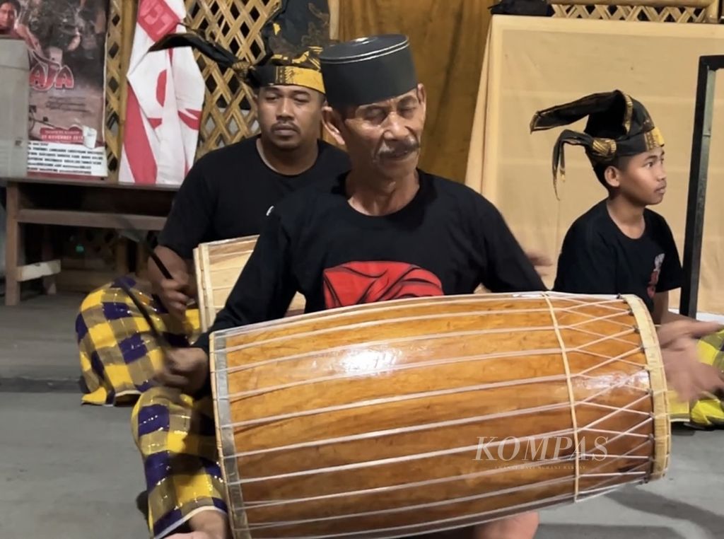 Serang Dakko (83), maestro gendang asal Makassar, Sulawesi Selatan, berlatih gendang di rumahnya, Senin (19/9/2022) bersama anak dan cucunya. Tahun ini Serang menerima Penghargaan Bentara Budaya pada peringatan HUT Ke-40 Bentara Budaya.