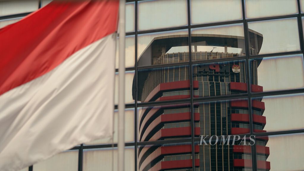 Bendera Merah Putih berkibar dengan latar pantulan kaca Gedung Merah Putih KPK di Jakarta Selatan, Rabu (16/2/2022). 