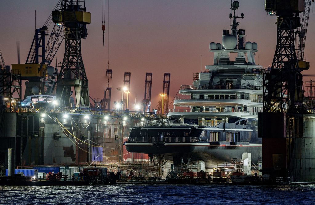 Kapal pesiar mewah Luna yang diyakini milik salah satu oligarki Rusia bersandar di galangan kapal Blohm and Voss di Pelabuhan Hamburg, Jerman, 3 Maret 2022. 