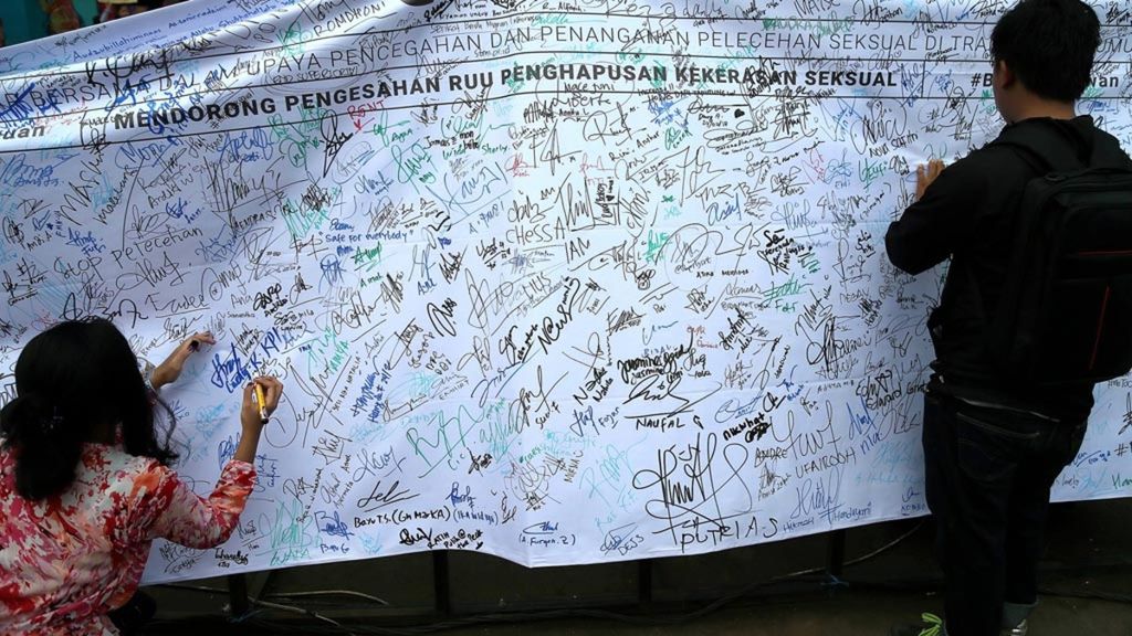 Ilustrasi. Peserta aksi membubuhkan tandatangan ke spanduk sebagai dukungan pengesahan RUU Penghapusan Kekerasan Seksual saat Women's March di Taman Aspirasi, Kawasan Monumen Nasional, Jakarta, beberapa waktu lalu.
