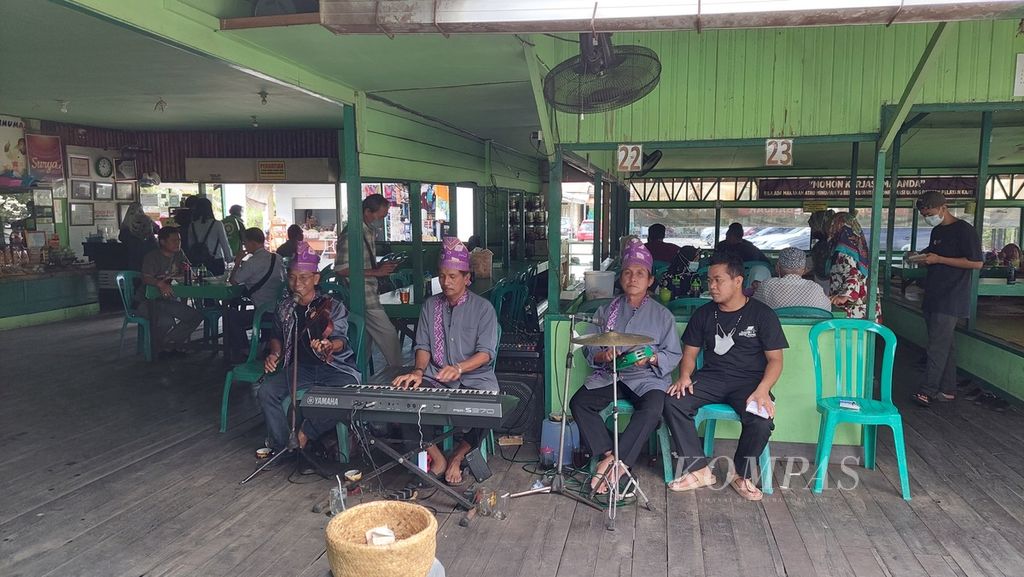 Pengunjung masuk ke Depot Soto Bang Amat di Kelurahan Banua Anyar, Banjarmasin Timur, Kota Banjarmasin, Kalimantan Selatan, Minggu (23/1/2022). 