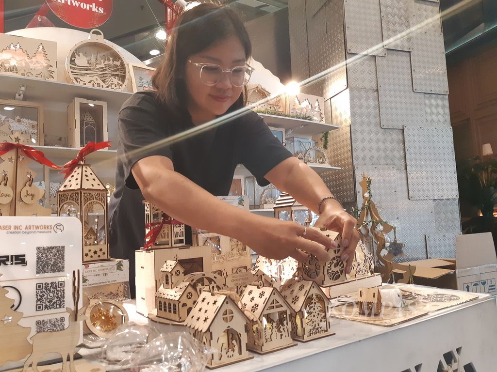 Suvenir dan barang-barang dekorasi rumah yang terbuat dari bahan kayu lapis premium dengan <i>cutting laser </i>yang diproduksi oleh Laser Inc Artworks dipamerkan di Mal Gandaria City, Jakarta Selatan, pada Jumat (15/12/2023). Barang-barang tersebut bisa menjadi pilihan kado natal yang unik.