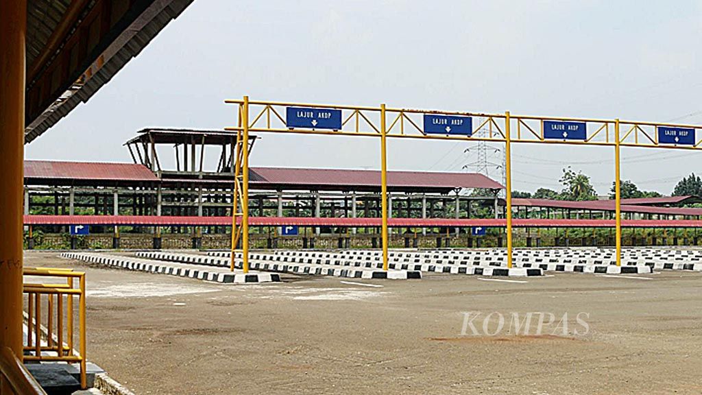Suasana Terminal Jatijajar di Kelurahan Jatijajar, Kecamatan Tapos, Kota Depok, Jumat (21/4).  Pembangunan terminal ini terhenti sejak akhir 2015 dan hingga kini belum juga dilanjutkan dan terminal belum dioperasikan.