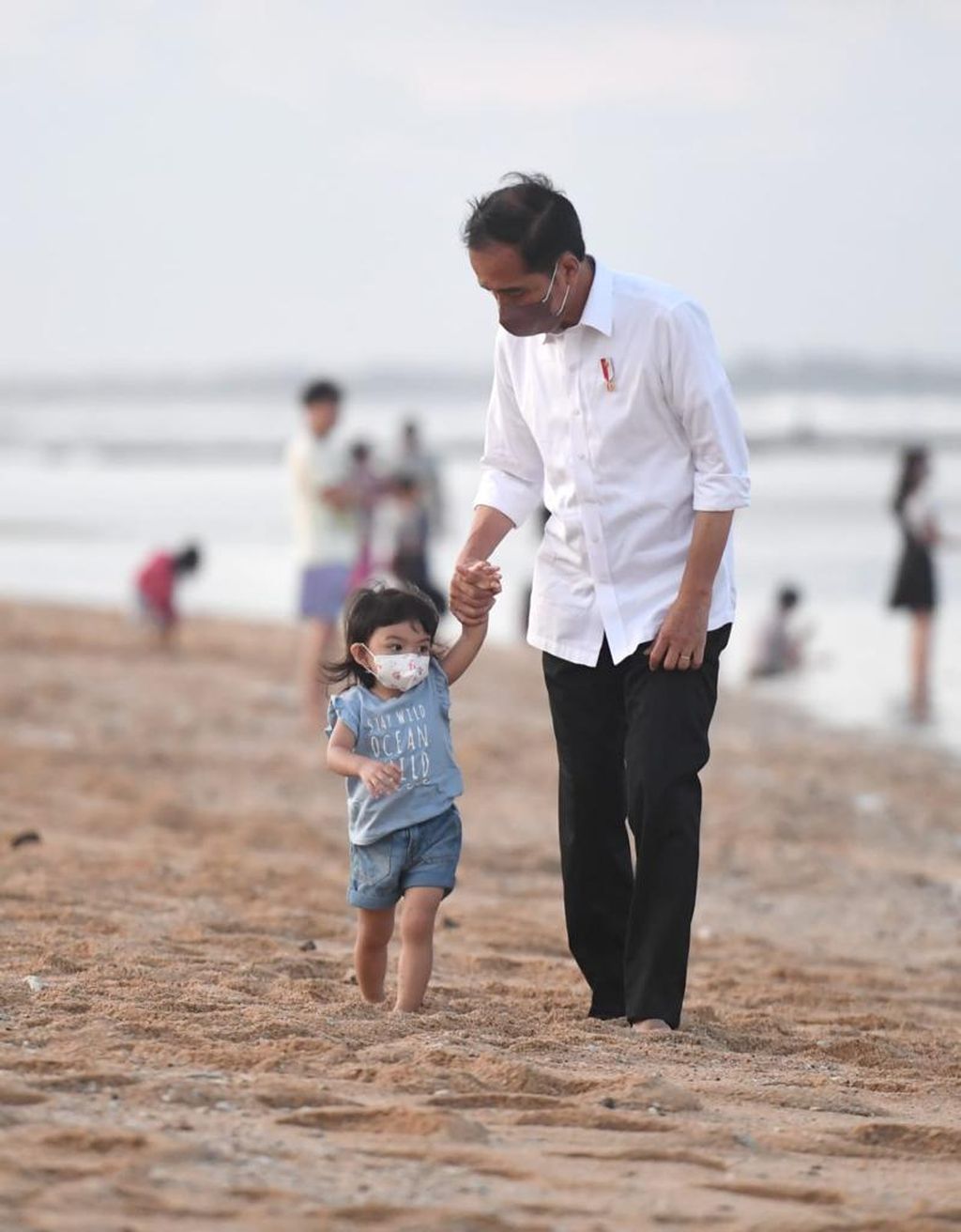 Deburan ombak menyambut kedatangan Presiden Joko Widodo beserta keluarga di pantai sekitaran Nusa Dua, Kabupaten Badung, Provinsi Bali, pada Jumat, 6 Mei 2022. Presiden Jokowi mengajak cucunya berjalan ke bibir pantai.