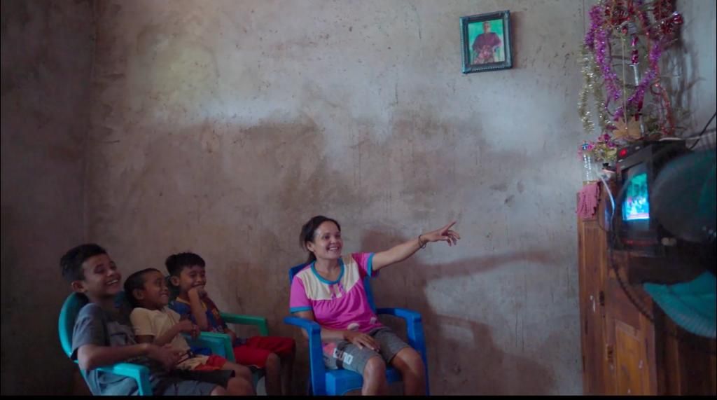 Sebuah keluarga di Desa Mbueain, Rote Ndao, Nusa Tenggara Timur, mulai menikmati siaran televisi setelah listrik hadir di desa itu, Jumat (23/9/2022).