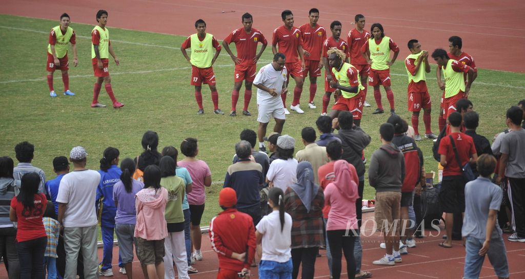 Puluhan warga antusias melihat latihan tim Persema Malang dalam persiapan menghadapi laga perdana Liga Primer Indonesia (LPI) melawan tuan rumah Solo FC di Stadion Manahan, Solo, Jawa Tengah, Jumat (7/1/2011). 
