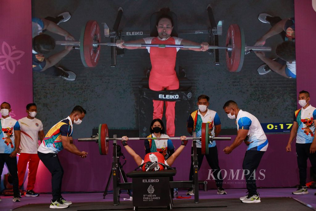 Lifter angkat berat paralimpiade putri andalan Indonesia, Ni Nengah Widiasih, mengangkat beban 97 kilogram pada final angkat berat kelas 45 kilogram ASEAN Para Games 2022 di Surakarta, Jawa Tengah, Senin (1/8/2022). dengan angkatan itu, Ni Nengah memecahkan rekor ASEAN Para Games dan mempersembahkan medali emas.