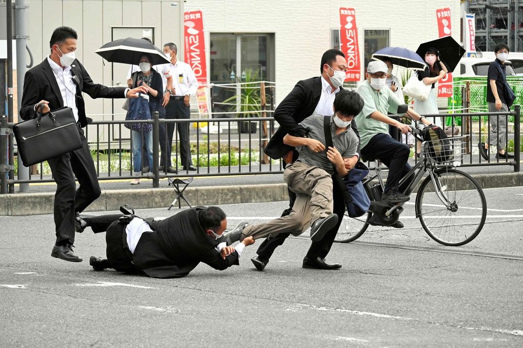 Aparat keamanan meringkus Tetsuya Yamagami, tersangka penembak mantan Perdana Menteri Jepang Shinzo Abe, di dekat Stasiun Yamato Saidaiji, Kota Nara, Jepang barat, Jumat (8/7/2022). 