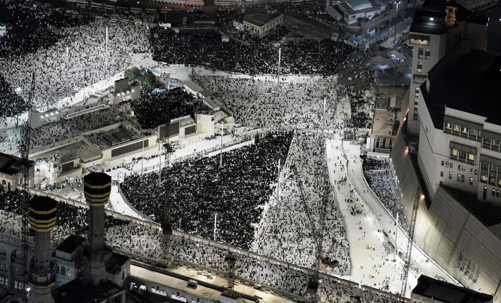 Foto udara memperlihatkan padatnya kompleks Masjidil Haram di Mekkah, Arab Saudi, Jumat (29/4/2022). Ratusan ribu anggota jemaah memadati kompleks ini, termasuk yang tengah menunaikan umrah. 