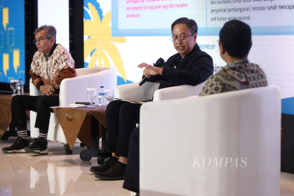 Panji Irawan (tengah) dari Tim Kampanye Nasional Prabowo-Gibran menjadi nara sumber dalam Bincang <i>Kompas</i> dengan tajuk "Urun Rembuk Bersama Stakeholder Sawit Indonesia" di Jakarta, Rabu (17/1/2024). 