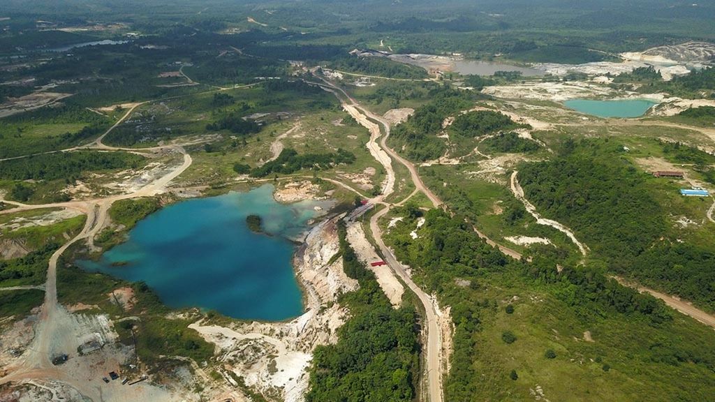 Beberapa lubang besar bekas tambang dibiarkan terbuka dan tidak direklamasi di Anggana, Kutai Kartanegara, kalimantan Timur, Minggu (25/11). Eksplorasi tambang batu bara di Kalimantan Timur sudah sangat merajalela dan kronis. Dampak lingkungan yang terjadi pun semakin tak terkendali.