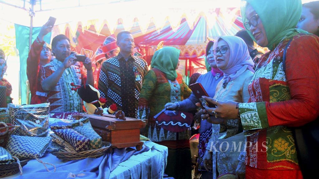 Ketua Umum Dewan Kerajinan Nasional Mufidah Jusuf Kalla (kedua dari kanan) melihat produk kerajinan di salah satu stan Dekranasda dalam kunjungan kerja ke Banjarmasin, Kalimantan Selatan, Rabu (28/3).
