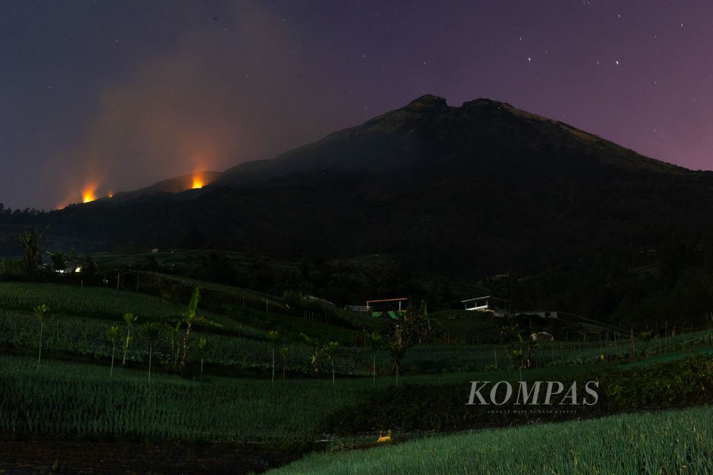 Kebakaran pada lereng Gunung Sumbing terlihat dari Desa Banyumudal, Kecamatan Sapuran, Kabupaten Wonosobo, Jawa Tengah, Sabtu (2/9/2023) pagi. 