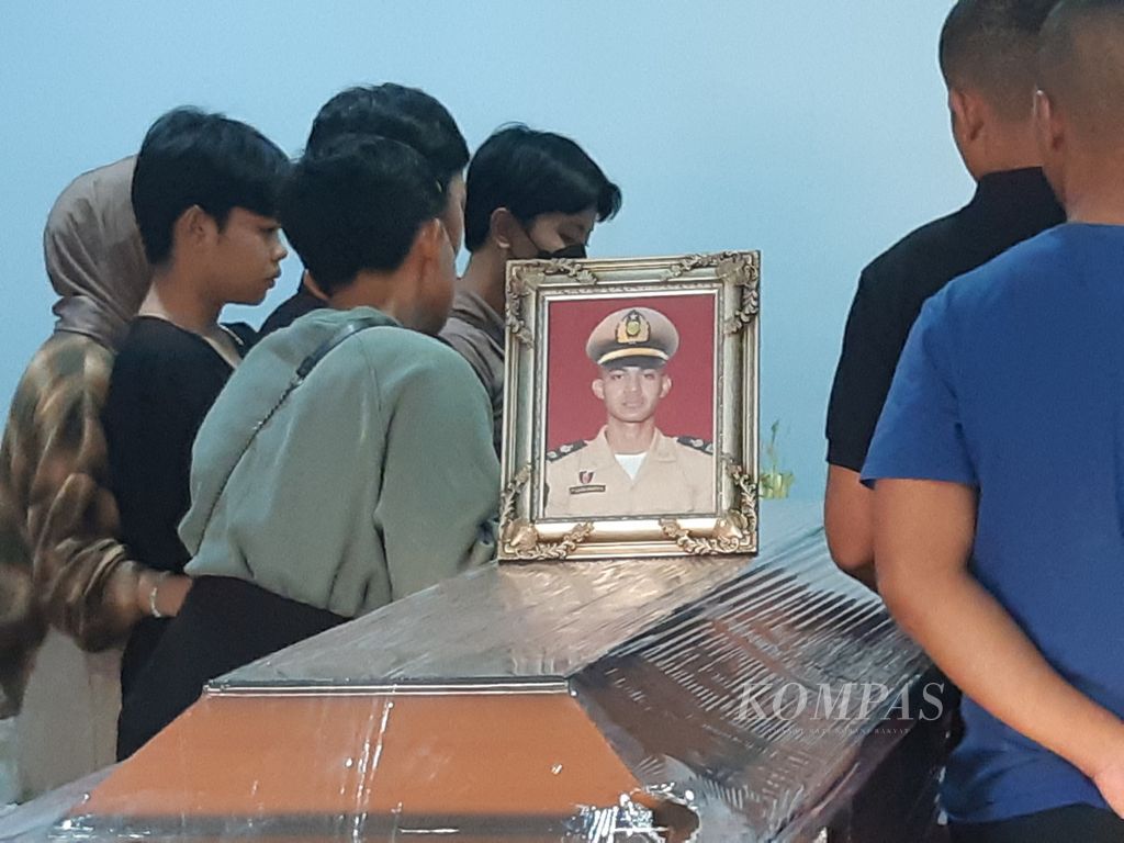 Colleagues of Putu Satria Ananta Rastika (19) circled the coffin as a form of condolences for Satria's passing at the Polri Kramatjati Hospital in East Jakarta on Saturday (4/5/2024).