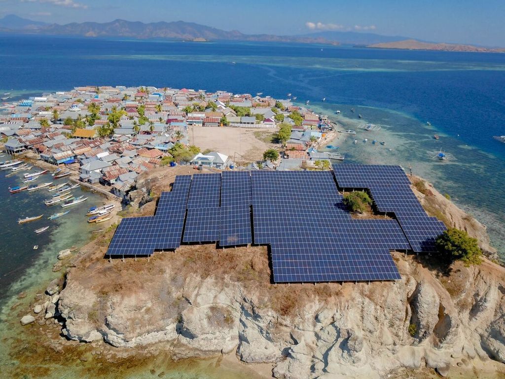 Inilah pusat listrik tenaga surya (PLTS) yang dibangun di atas Pulau Messah, Manggarai Barat, NTT. Listrik ini mampu melayani 2.000 warga yang berdiam di pulau itu.