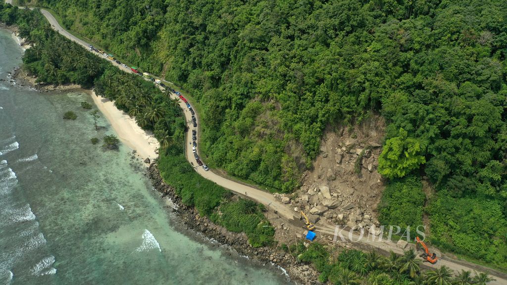 Ilustrasi: Alat berat memecah batuan dari longsoran tanah yang melewati Jalan Trans-Sulawesi di Kecamatan Tubo Sendana, Kabupaten Majene, Sulawesi Barat, awal 2021.