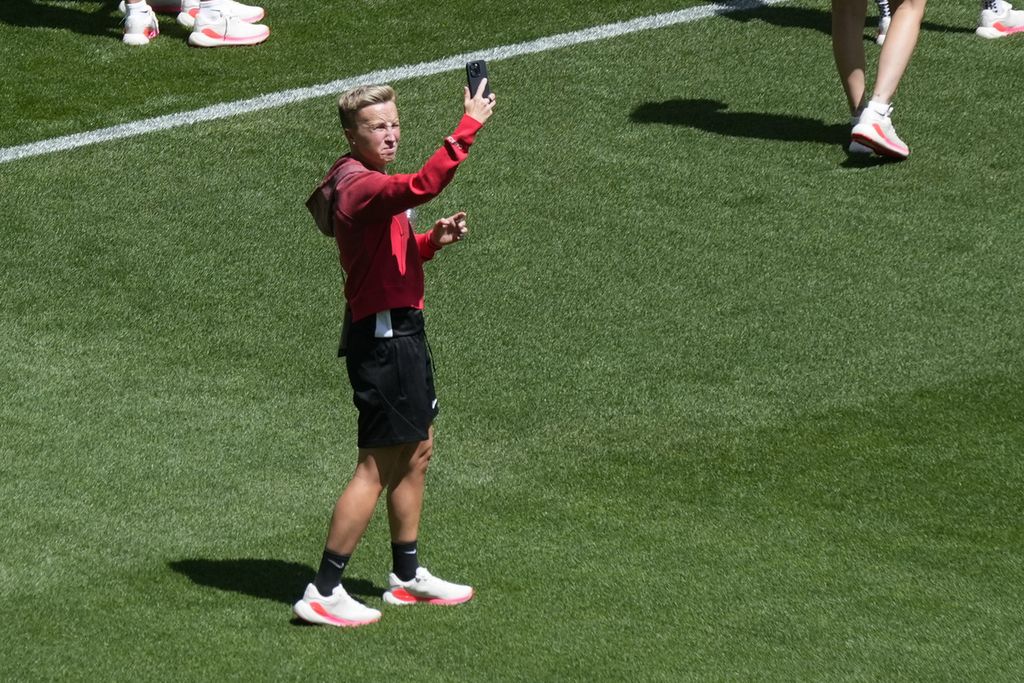 Pelatih Beverly Priestman mengambil foto di Stadion Geoffroy-Guichard di Saint-Etienne, Perancis, 23 Juli 2025, menjelang laga sepak bola putri Olimpiade Paris 2024 antara Kanada dan Selandia Baru. FIFA menghukum tim putri Kanada pengurangan enam poin di Olimpiade Paris 2024.