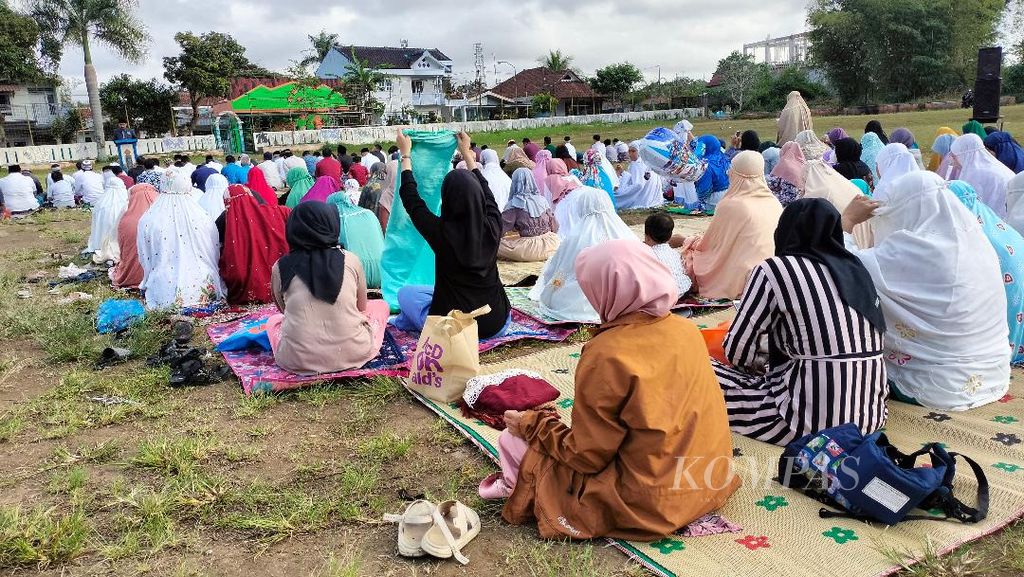 Umat Muslim perempuan dengan berbagai kesibukannya mendengarkan khotbah dari khatib dalam shalat Idul Adha yang diselenggarakan di Lapangan Nambangan, Kecamatan Magelang Tengah, Kota Magelang, Rabu (28/6/2023).