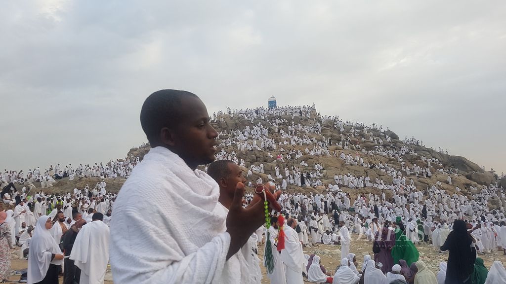 Para jemaah haji berdoa di atas Jabal Rahmah di dekat Arafah, tempat wukuf di Arab Saudi, Jumat (8/7/2022) sore.