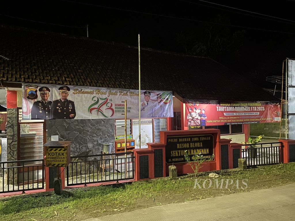 Kepolisian Sektor Kradenan, Kabupaten Blora, Jawa Tengah, Kamis (15/12/2022). Polsek itu saat ini dipimpin oleh Inspektur Satu Umbaran Wibowo. Sebelum diketahui statusnya sebagai anggota Polri, Wibowo dikenal sebagai wartawan di Blora. 