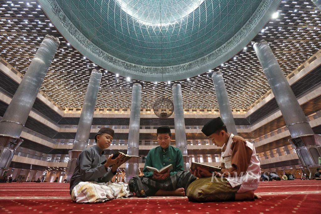Umat Islam membaca Al Quran di Masjid Istiqlal, Jakarta, Senin (1/4/2024). Selama 10 hari terakhir bulan Ramadhan, sebagian umat Islam menjalankan ibadah iktikaf, yakni berdiam diri di masjid. Tujuan ibadah ini untuk mendekatkan diri kepada Allah.