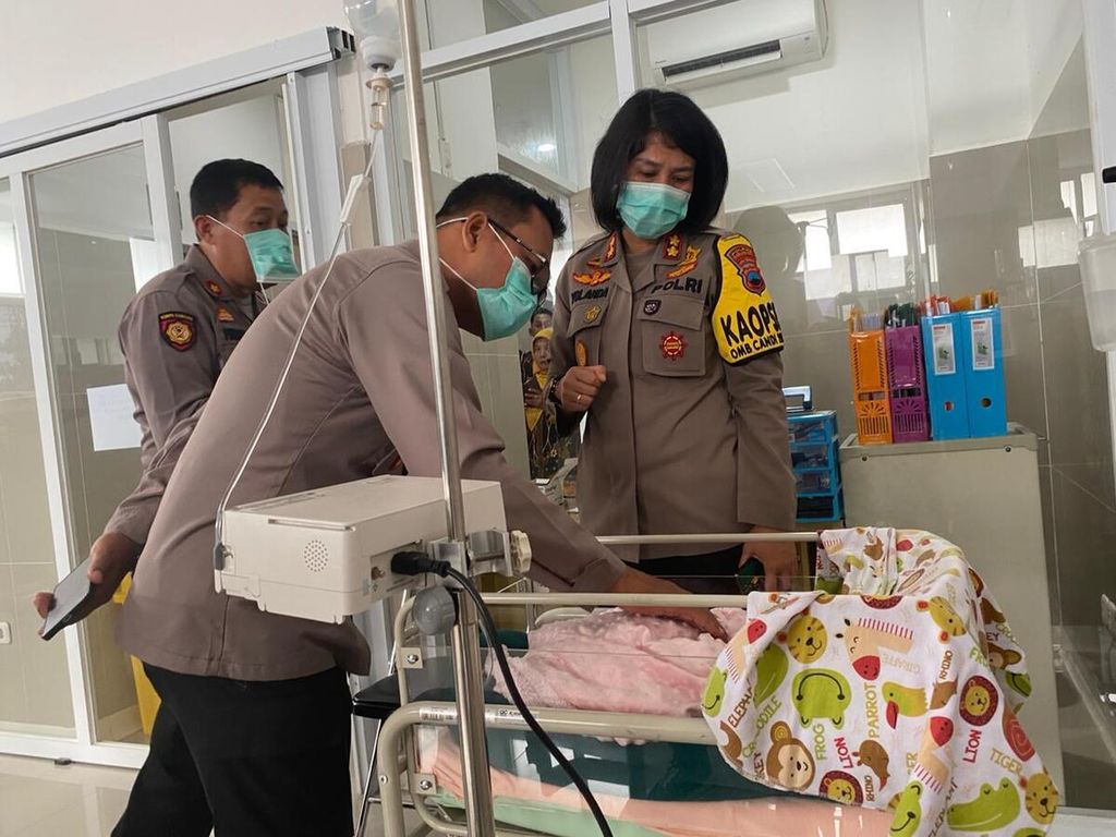 Jajaran Polres Magelang Kota menengok bayi perempuan yang ditemukan di trotoar dan kini dirawat di RSU Budi Rahayu, Kota Magelang, Jawa Tengah, Selasa (21/11/2023).