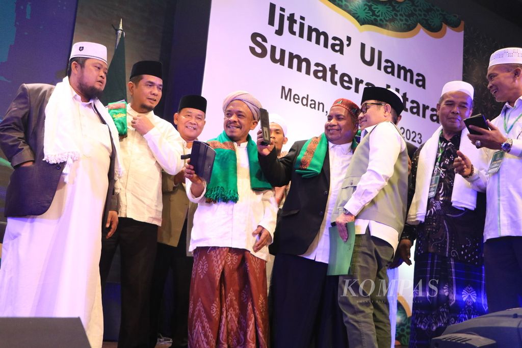 Ketua Umum Partai Kebangkitan Bangsa Muhaimin Iskandar (ketiga dari kanan) berswafoto bersama sejumlah ulama seusai menerima dukungan dari Ijtima Ulama Sumatera Utara yang memintanya maju sebagai calon presiden pada Pemilihan Presiden 2024, Kamis (3/8/2023), di Medan.