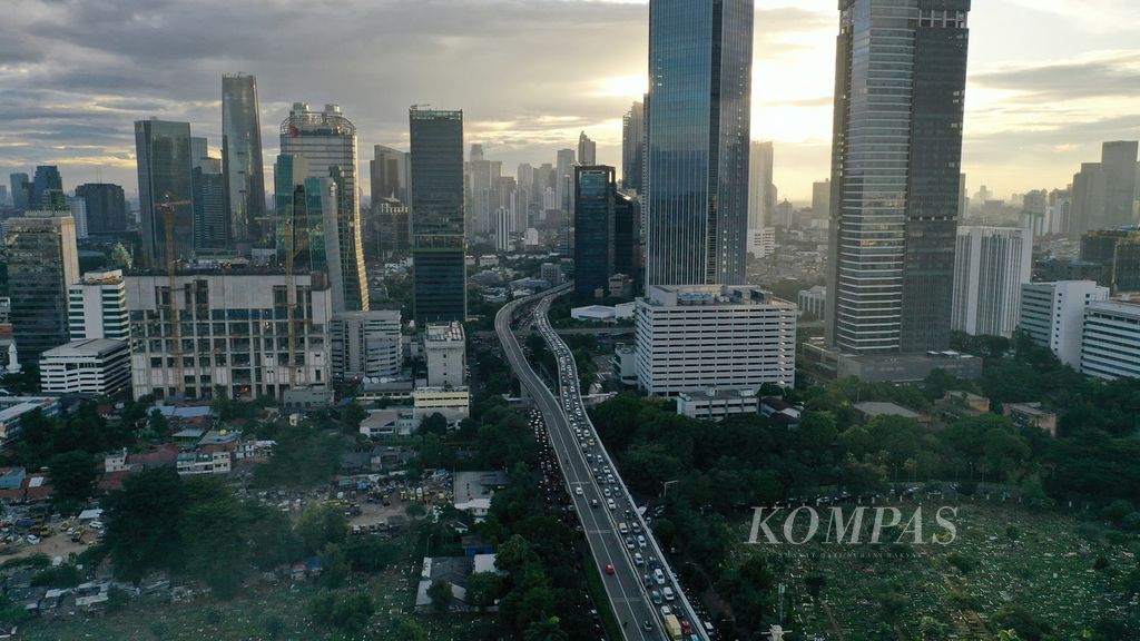 Lanskap Jakarta di Jalan Layang Non-Tol Kampung Melayu-Tanah Abang, Selasa (11/4/2023). 