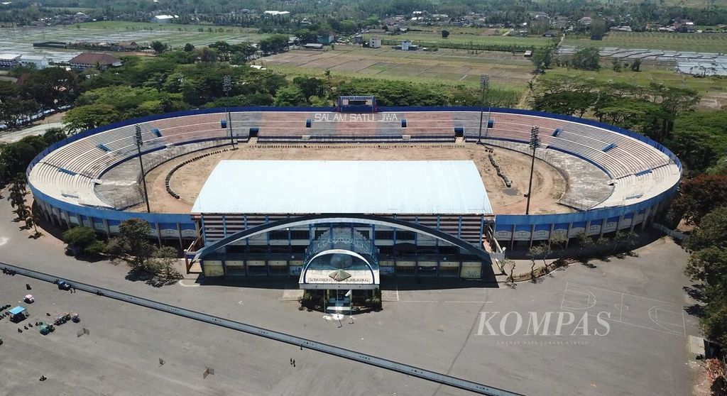 Stadion Kanjuruhan tepat satu tahun setelah Tragedi Kanjuruhan yang merenggut korban 135 nyawa, Kabupaten Malang, Minggu (1/10/2023). Saat ini Stadion Kanjuruhan menjalani renovasi.