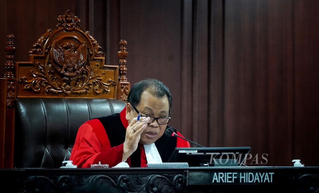 Hakim Konstitusi Arief Hidayat saat memimpin sidang perselisihan hasil pemilihan umum (PHPU) pemilihan legislatif panel 3 di Mahkamah Konstitusi, Jakarta, Kamis (2/5/2024). 