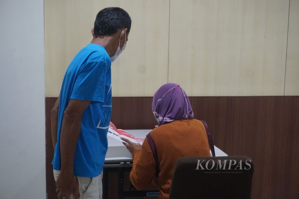 Pemungutan suara bagi pasien rawat jalan cuci darah dan keluarganya di RSUD Margono, Purwokerto, Banyumas, Jawa Tengah, Rabu (14/2/2024). Tampak pencoblosan dilakukan tanpa bilik suara.