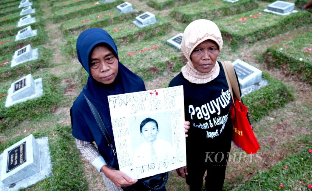 Keluarga korban, Ibu Kus (kanan) dan Ibu Pur, menghadiri acara Peringatan Tragedi Mei 1998 di TPU Pondok Ranggon, Jakarta, Senin (8/5). Acara itu dilakukan untuk tetap merawat ingatan akan peristiwa kelabu di Indonesia dan berharap tidak ada lagi kejadian serupa pada waktu yang akan datang. Presiden ke-3 RI BJ Habibie hadir dalam acara yang digagas oleh Komnas Perempuan tersebut.